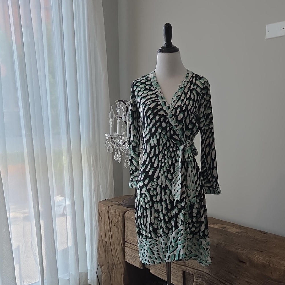 BCBGMaxAzaria Black and White Wrap Dress with V-Neck and 3/4 Sleeves